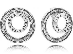 Boucle d’oreille signature Pandora 79€